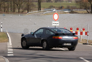 Riedlingen  Hochwasser der Donau: Ein Auto steht vor einer ueberfluteten Strasse