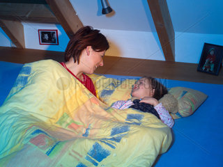 Berlin  Mutter und Tochter liegen im Bett
