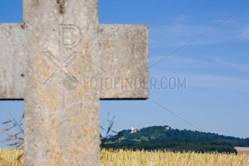 Riedlingen  ein Kreuz aus Stein mit dem Christusmonogramm