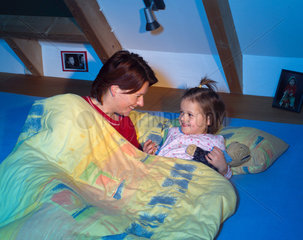Berlin  Mutter und Tochter liegen im Bett