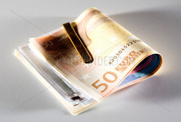 Berlin  mit einer goldenen Geldklammer zusammengehaltene Euroscheine