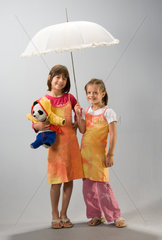Berlin  zwei Maedchen posieren mit einem Sonnenschirm