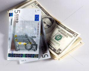 Berlin  Fuenf Euro- und five Dollarnoten