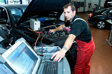 Biberach  Mechaniker beim Auslesen des Fehlerspeichers eines Autos