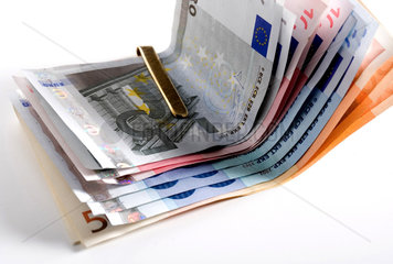 Berlin  mit einer goldenen Geldklammer zusammengehaltene Euroscheine