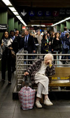 New York City  USA  ein Obdachloser auf einer Bank im U-Bahnhof Time Square
