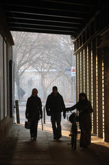 Menschen im Gegenlicht unter einer Bruecke  Berlin