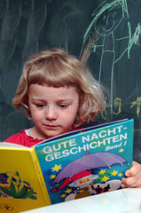 Maedchen liest ein Buch  Berlin