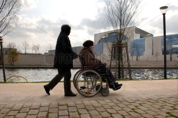 Frau im Rollstuhl am Bundeskanzleramt  Berlin