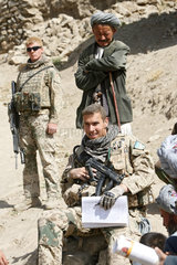 Feyzabd  Afghanistan  ISAF Soldaten bei einer Unterhaltung