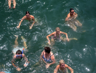 Cala d'Or  Menschen schwimmen im Meer