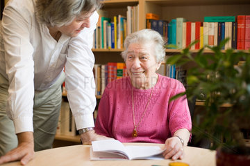 Mainz  eine aeltere Frau mit ihrem Besuch in der Bibliothek