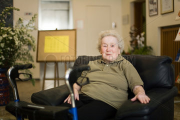 Mainz  eine aeltere Frau sitzt auf einem Sessel