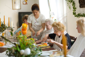 Mainz  aeltere Frauen sitzen am Mittagstisch im Speisesaal