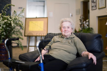 Mainz  eine aeltere Frau sitzt auf einem Sessel