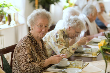 Mainz  aeltere Frauen sitzen am Mittagstisch im Speisesaal