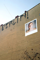 Berlin  Deutschland  Graffiti und Plakat an einer Hauswand