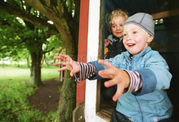 Kinder spielen im Baumhaus  Schweden