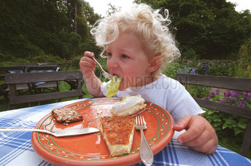 Kind isst Kuchen  Schweden