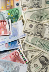 Berlin  verschiedene Euro- und Dollarnoten liegen durcheinander