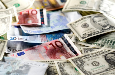 Berlin  verschiedene Euro- und Dollarnoten liegen durcheinander