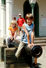 Wismar  zwei Kinder sitzen auf einem antiken Kanonenrohr