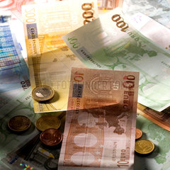 Euromuenzen auf durcheinander liegende Euroscheine in verschiedenen Nennwerten