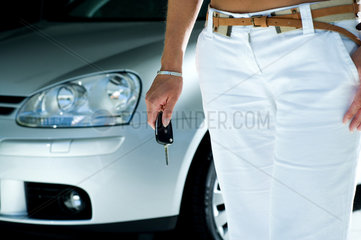 Biberach  Kundin mit Autoschluessel vor ihrem Neuwagen