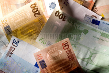 Euromuenzen auf durcheinander liegende Euroscheine in verschiedenen Nennwerten