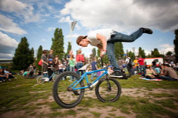 Berlin  Deutschland  BMX-Fahrer beim Freestyle im Mauerpark