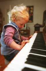Kleines Maedchen spielt Klavier  Schweden