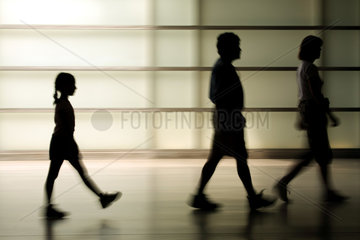 Berlin  Silhouette eines Maedchens und Eltern