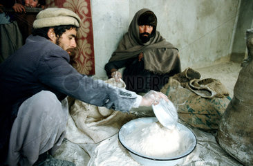 Kabul  Afghanistan  Lebensmittelverteilung fuer Fluechtlinge