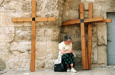 Eine Pilgerin an der Grabeskirche waehrend des Osterfestes