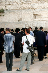 Orthodoxe Juden beim Gebet an der Klagemauer