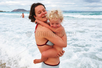 Mutter und Kind am Meer  Fuerteventura