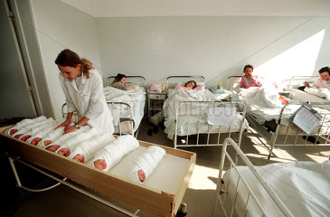Fest gewickelte Babys im Hospital Prizren