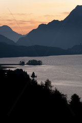 Sils Maria  Schweiz  Sonnenuntergang am Segl See umgeben vom Bernina Gebirge