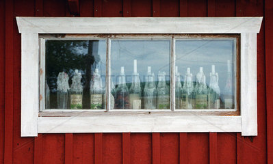 Flaschenkerzen in einem Fenster  Schweden