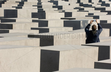 Berlin  Mann fotografiert im Mahnmal fuer die ermordeten Juden Europas