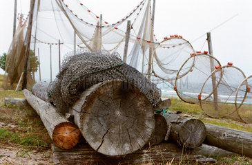 Fischernetze am Strand  Schweden