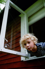 Kind in Sommerhaus  Schweden