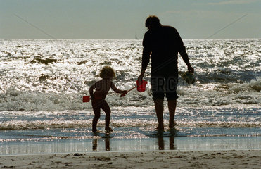 Vater und Kind am Strand  Schweden
