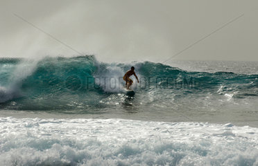 Wellenreiter surft in den Wellen des Atlantik  Teneriffa