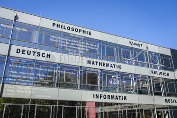 Themenbild Schulbildung  Gymnasium  Fassade mit Zitaten und Formeln  Deutschland