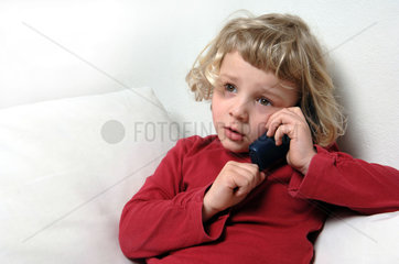 Kind beim Telefonieren  Berlin