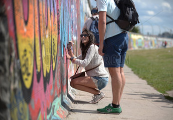 Berlin  Deutschland  Teil der bemalten Berliner Mauer in Berlin-Friedrichshain