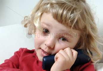 Kind beim Telefonieren  Berlin