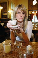Berlin  junge Frau in einem Cafe