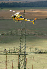 Freyburg  Stromleitungsmontage mit einem Hubschrauber